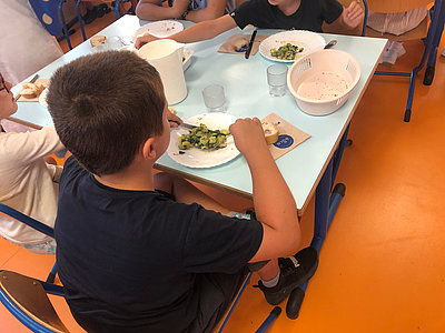 À l’École Simone-Veil, à Bayonne, en ce début d’année scolaire, les enfants retrouvent le plaisir de manger ensemble, et de découvrir certains aliments. Photo © MZ