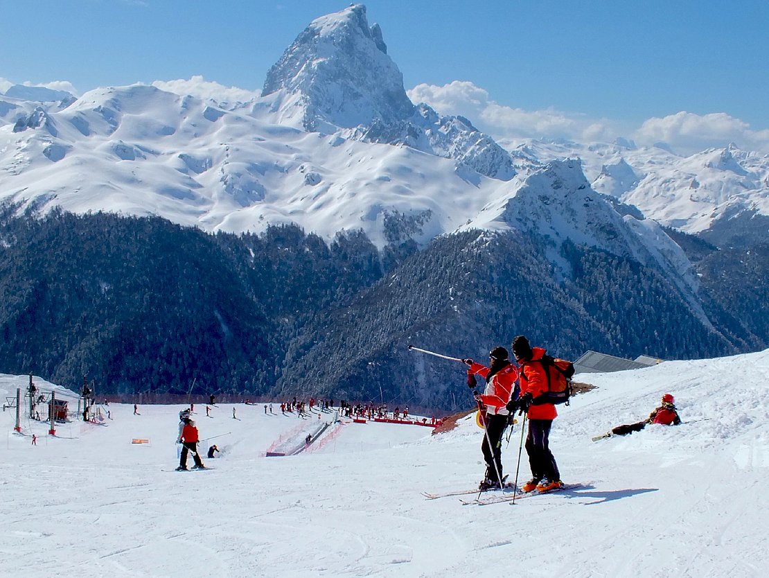 Chaque année, en France, près de 10 millions de personnes fréquentent les stations françaises dont plus de la moitié s’adonne, en famille ou entre amis, à des activités physiques en montagne © LPAPAPBB