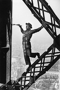 Peintre sur la Tour Eiffel - Paris, 1953 - Marc riboud