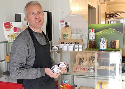 Jean-Marc Cordes ne laisse rien au hasard : le logo de sa marque de thés et d'infusions représente le sigle basque avec des feuilles de thé.