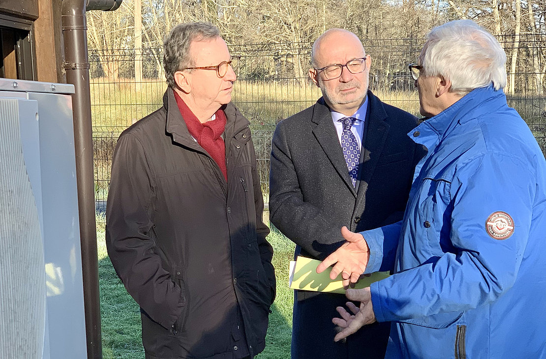 Le député Vincent Bru (à gauche) et le sous-préfet Philippe Le Moing Surzur (au centre) en visite chez un bénéficiaire de MaPrimeRenov’. © YR