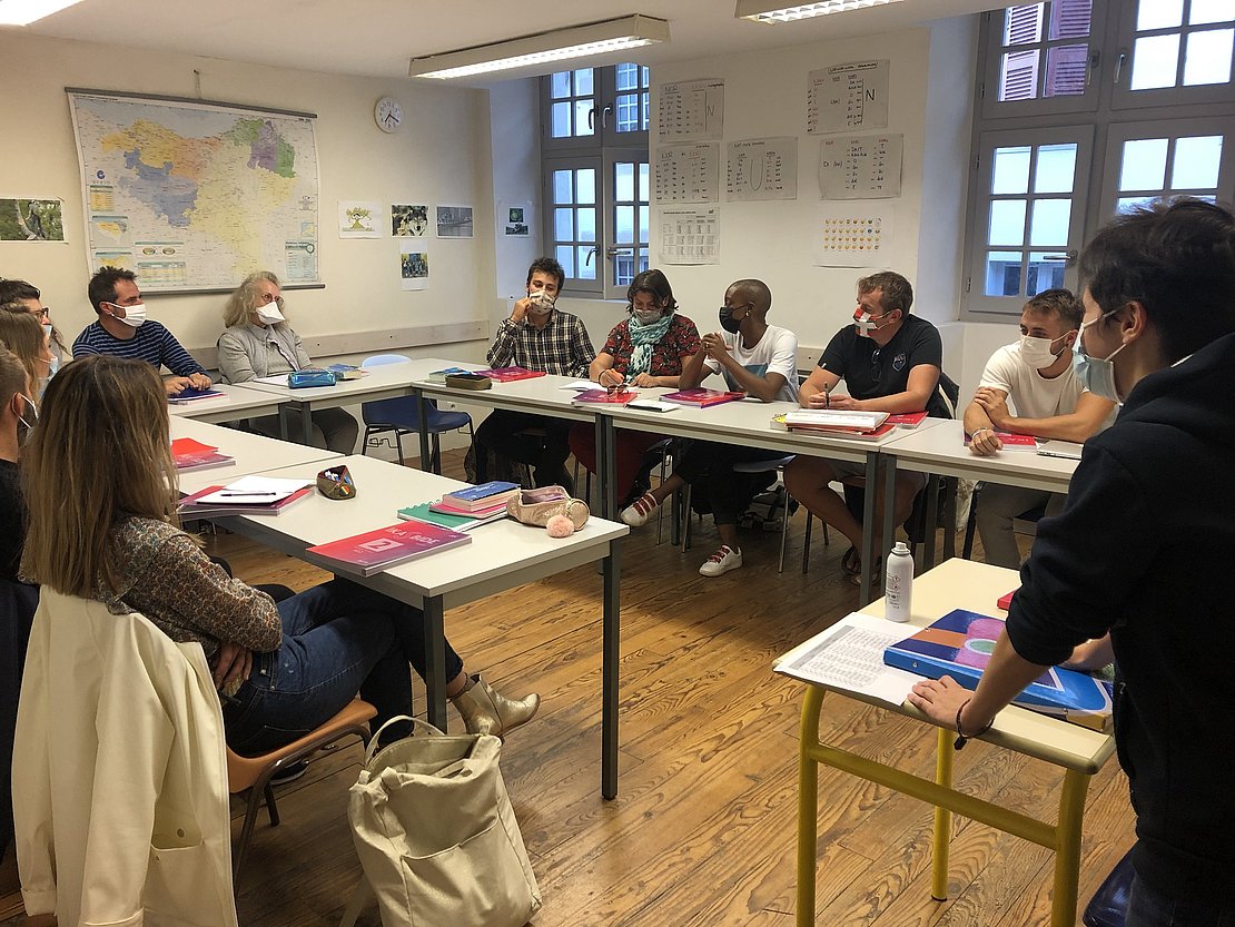 La classe de Justine, professeur de basque chez AEK, l’un des plus vieux acteurs de l’enseignement de la langue au Pays Basque (Nord et Sud), compte des élèves aux profils et aux motivations variées - Photo © Myriam Zenini