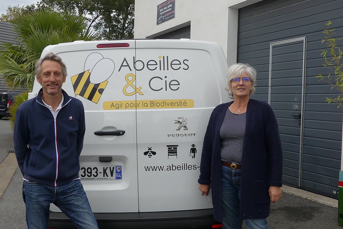 Lionel Charrut président d'Abeilles et Cie et Sylvie, l'une des apicultrices salariées de la société.