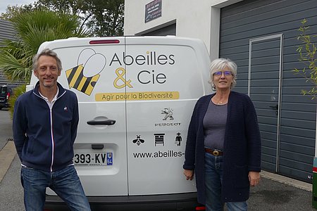 Lionel Charrut président d'Abeilles et Cie et Sylvie, l'une des apicultrices salariées de la société.