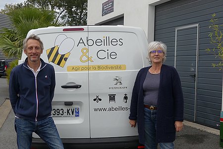 Lionel Charrut président d'Abeilles et Cie et Sylvie, l'une des apicultrices salariées de la société.