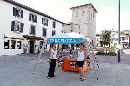 Sur la place du village d'Ascain Marie et Carmentxu proposent 3 jeux de piste. © AD