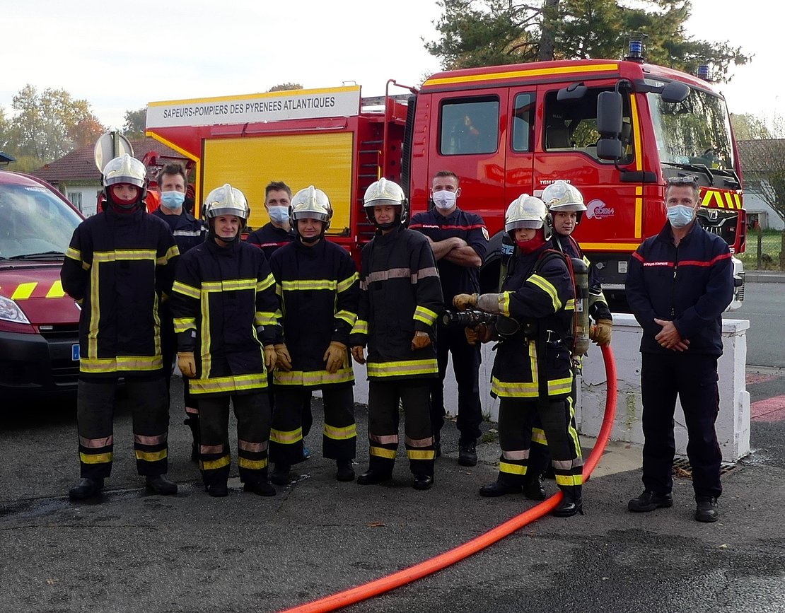 Dans quelques jours, Oihana, Alix, Émilie, Célia, Joana, Paul et les cinq autres de la promotion deviendront pompiers volontaires et rejoindront leur centre de secours.