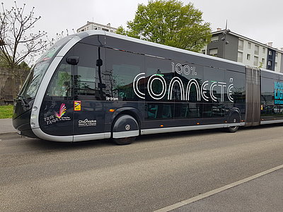 Depuis mai 2021, deux lignes de Tram'bus circulent. La ligne T1 navigue entre Bayonne, Anglet et Biarritz, la ligne T2 passe par Tarnos et Bayonne - Photo © CJ