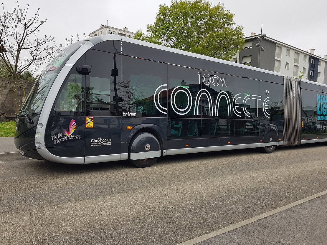 Depuis mai 2021, deux lignes de Tram'bus circulent. La ligne T1 navigue entre Bayonne, Anglet et Biarritz, la ligne T2 passe par Tarnos et Bayonne - Photo © CJ