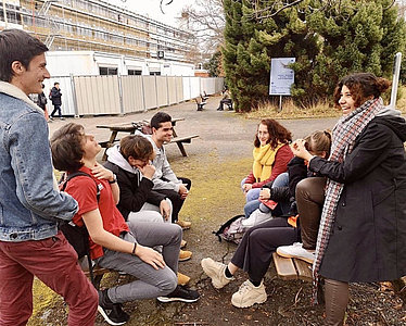 Des dizaines d’étudiants se relaient pour défendre leurs idées, les partager et agir. © Anne Pinsolle