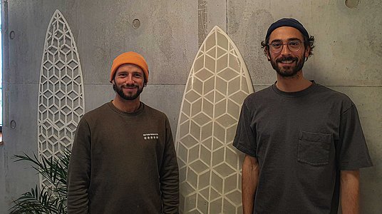 Sylvain Fleury et Léo Bouffier, les co-fondateurs de Wyve aux côtés de leur planche innovante.