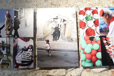 Dans la Poudrière sont exposées des photos des Fêtes de Bayonne prises par Daniel Velez @ Alexandra Delalande