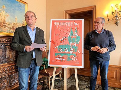 Henri Lauqué et Yves Ugalde ont dévoilé l’affiche gagnante. © Yannick Revel