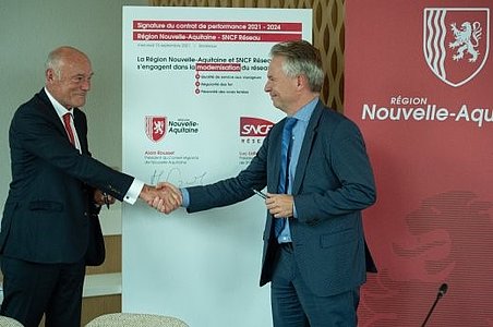 « Alain Rousset, Président de la Région Nouvelle-Aquitaine (à g.) et Luc Lallemand, Président-Directeur Général SNCF Réseau, main dans la main » - Photo © Paul Robin / Conseil régional de Nouvelle-Aquitaine