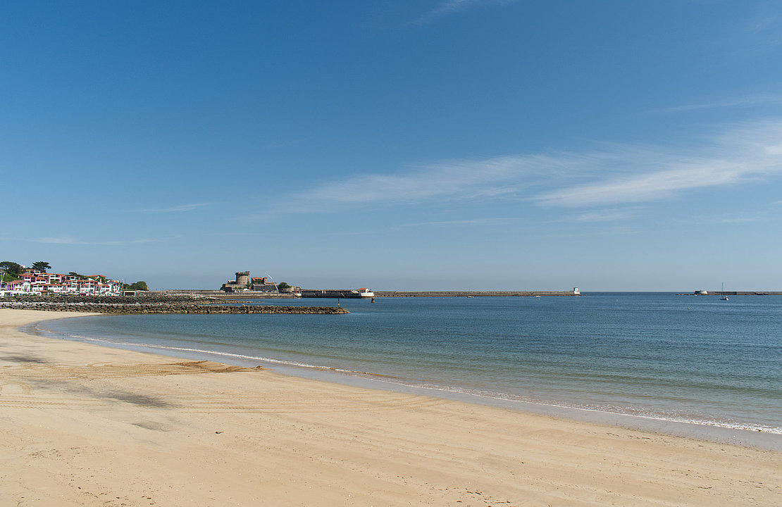 Plage de Saint de Luz au pays basque dans les Pyrénées Atlantique sable blanc, farniente et baignade par ce beau jour de mai ensoleillé et par une mer calme