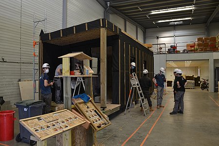 Les étudiants de l’ISA BTP en pleine construction de studios transportables.