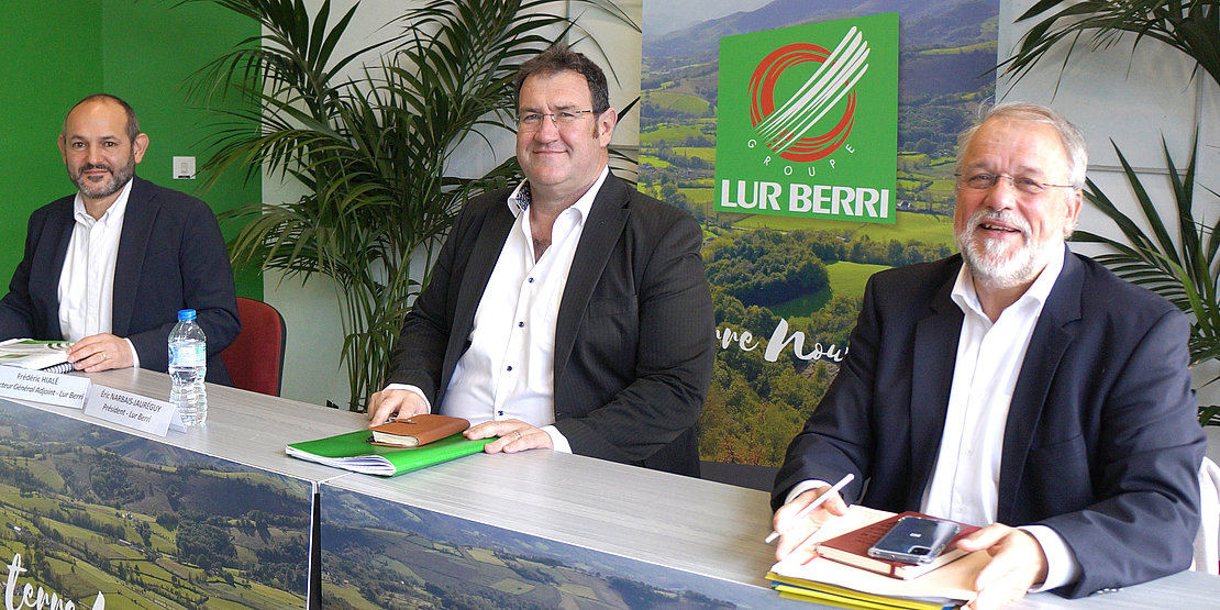 De gauche à droite : Frédéric Hialé, futur directeur général de Lur Berri, Eric Narbais-Jaureguy, président de Lur Berri, et Olivier Gémin, directeur général actuel de la coopérative ©FB