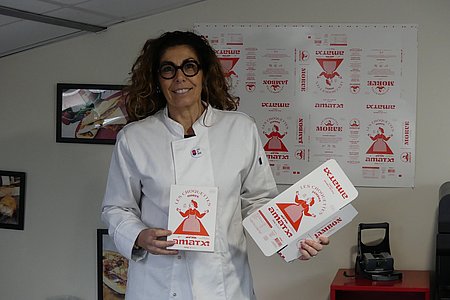 Nathalie Savariaud, gérante des "Saveurs d'Amatxi", présente le nouveau logo de la marque.