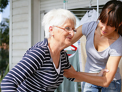 Aide à domicile assiste personne âgée.