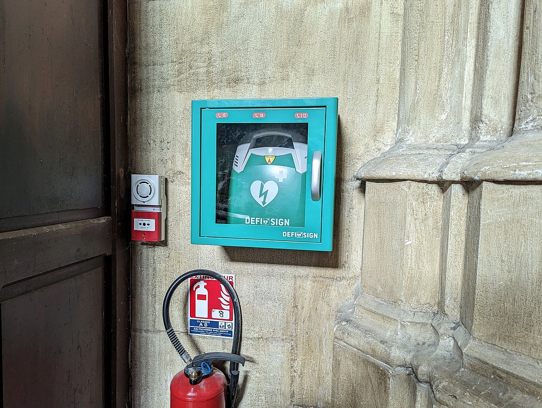 L’un des 50 nouveaux défibrillateurs a été installé à l’intérieur de la Cathédrale Sainte-Marie de Bayonne.