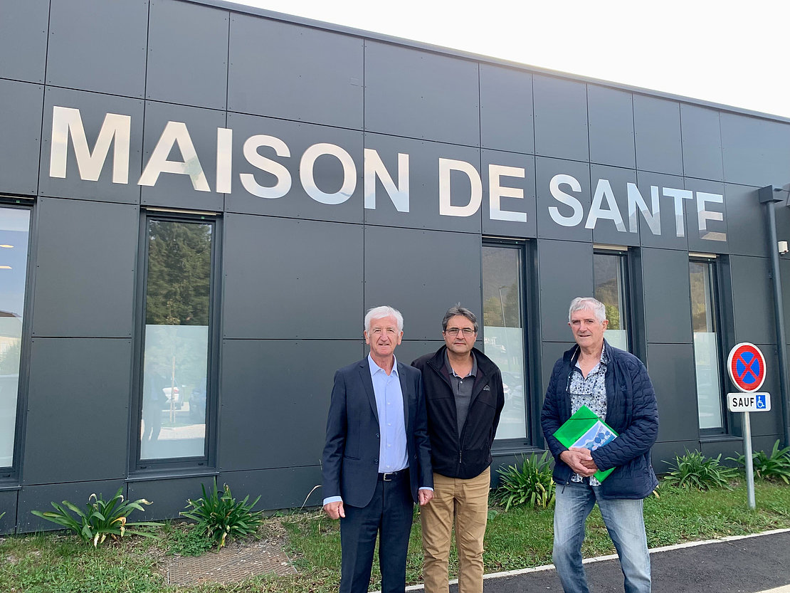 De gauche à droite : Jean-Paul Casaubon (président CCVO), Claude Aussant (maire d’Arudy) et Jean-Pierre Garrocq (vice-président CCVO) © YR