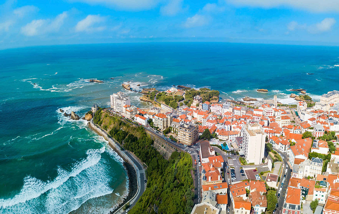 La Ville de Biarritz a souhaité rendre hommage à Bernard Marie, premier magistrat de 1977 à 1991 et décédé en 2015, en renommant le Boulevard Augusta en l'Avenue Bernard Marie © saiko3p - stock.adobe.com