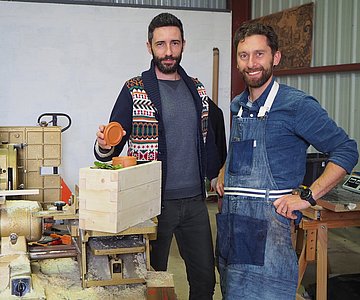 Mathieu Haslé (à gauche) accompagne les porteurs de projets éthiques comme Nicolas Senié avec Bioclima Kit à Urrugne.